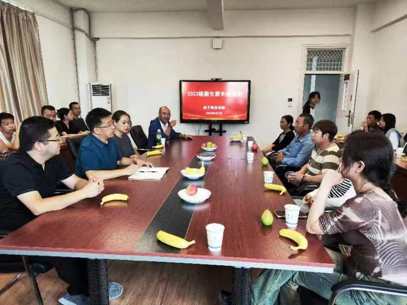 说明: C:\Users\Administrator\Desktop\员工、班级管理\照片资料\家长见面会\537b586f9f4f1558f1c19a8dbd9e30a.jpg