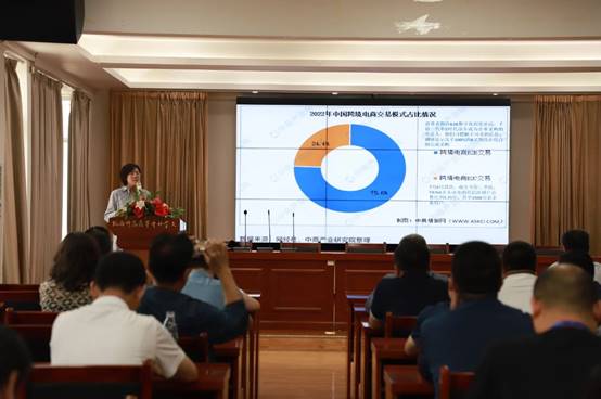 说明: C:\Users\Administrator\Desktop\翟春晓讲课.jpg